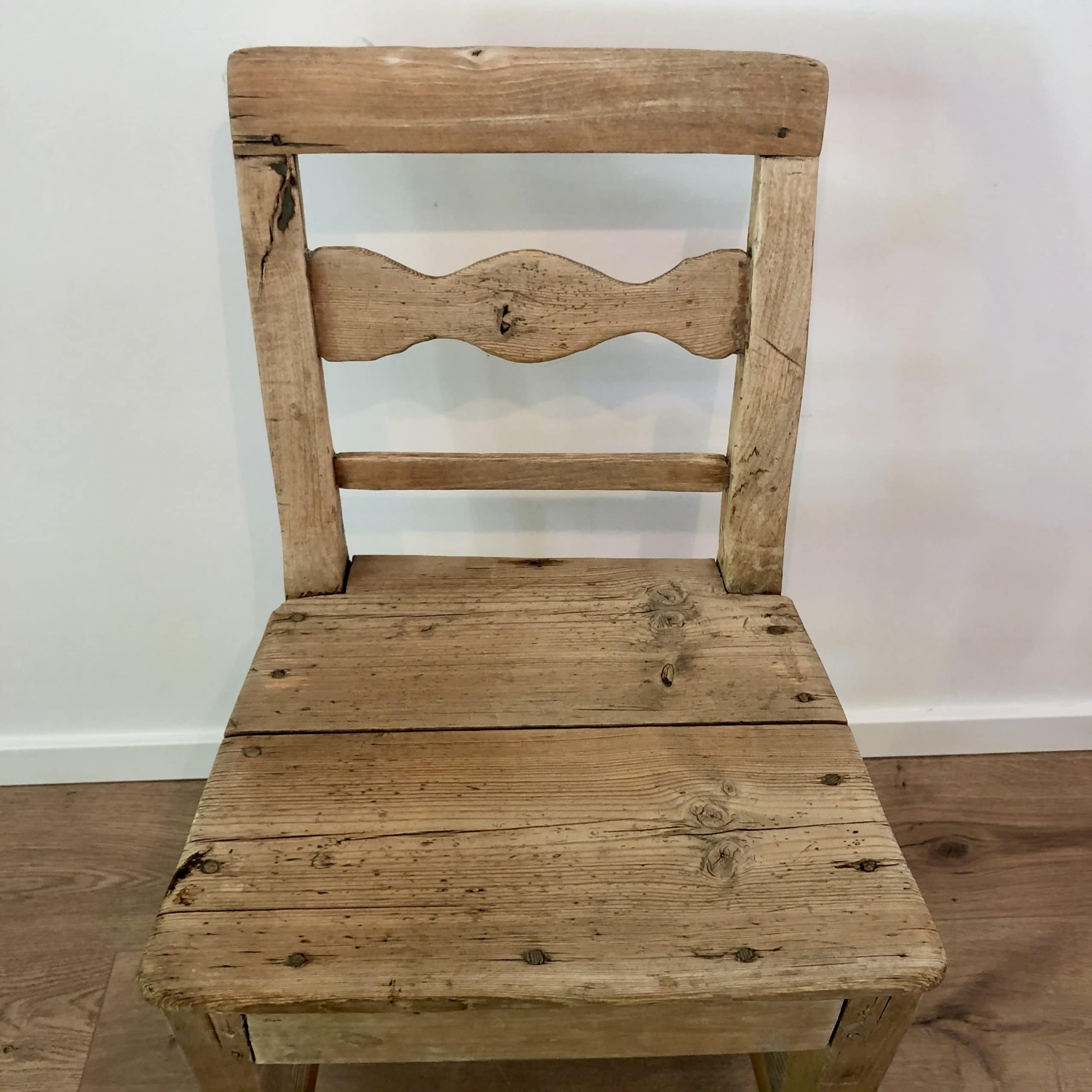 Ideaal Samenpersen Ontvangst Oude houten stoel uit 1800 - UitZweden
